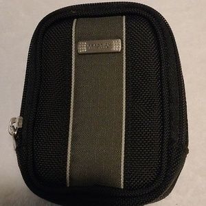 Reaction Kenneth Cole small Camara bag